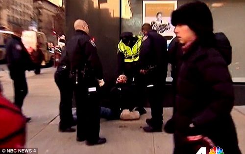 纽约警方称闯灯华裔老人自己摔倒家属将起诉（图）